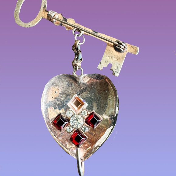 Skeleton key and heart pin - Picture 1 of 2